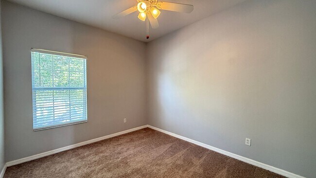 Building Photo - Spacious 4-Bed, 3-Bath End Unit Townhome w...