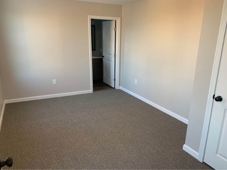 Building Photo - 8 College Ave