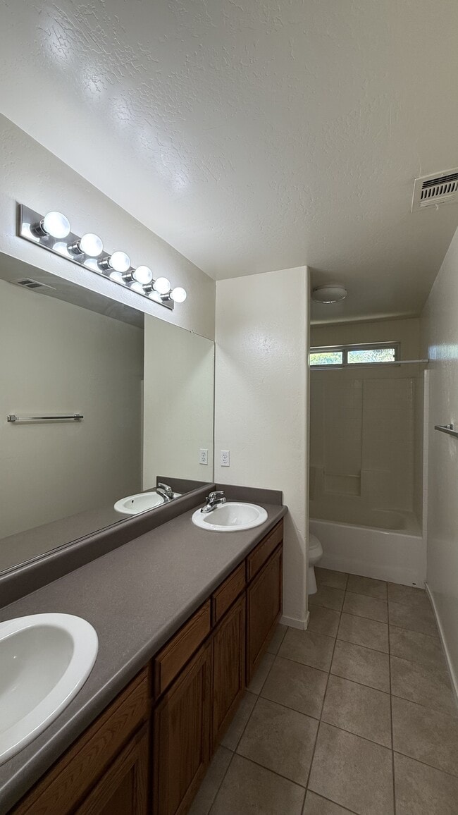 Building Photo - 142 W Reese Ave