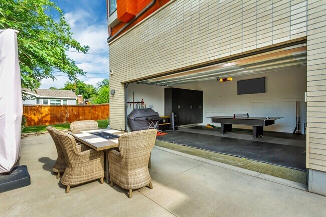 Building Photo - Fully Furnished Luxury Home In The Avenues