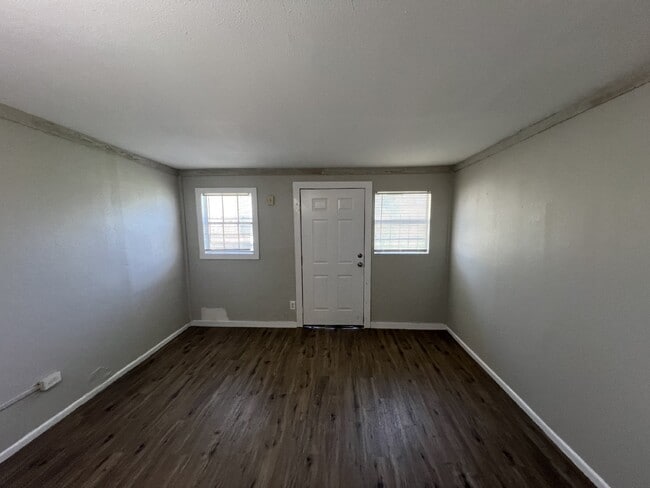 Building Photo - 3 bedroom/1 bathroom close to I10 and I35