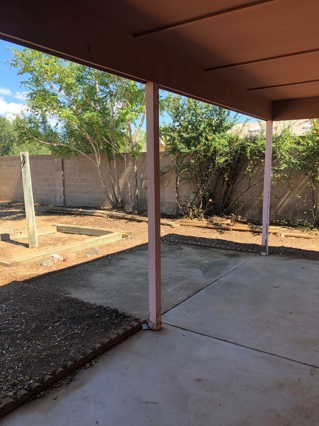Building Photo - 567 Apache Loop SW