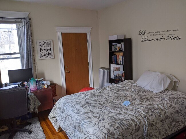 Building Photo - Amazing 3 bed in Coolidge Corner...