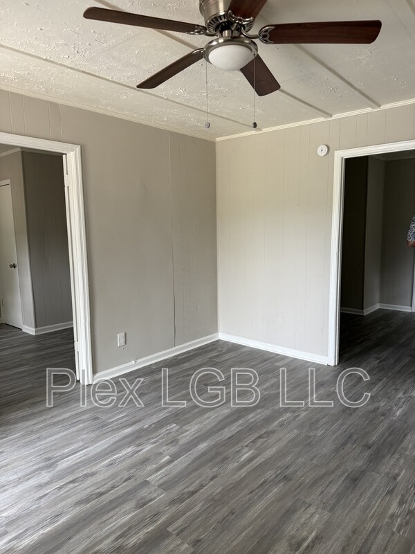 Building Photo - 100 Oak Ln