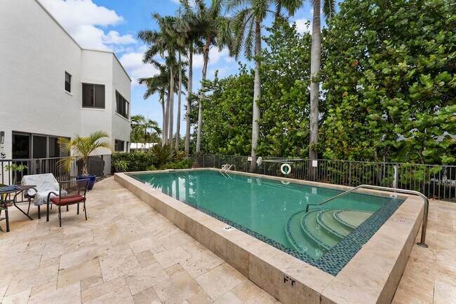 Building Photo - 1121 Bel Air Dr