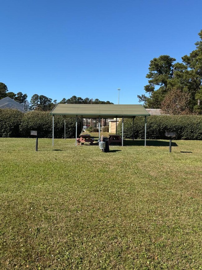 Building Photo - 1095 Plantation Dr W