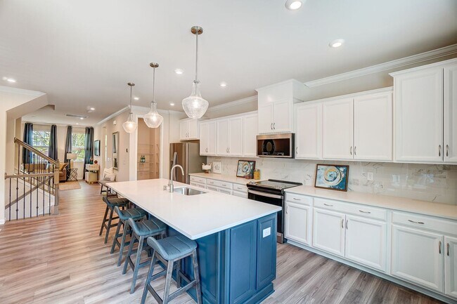 Building Photo - 4 Bedroom townhouse in Davidson