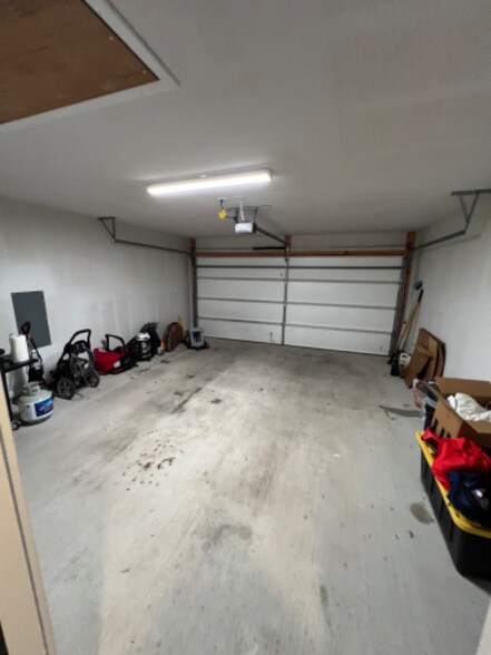 Building Photo - 858 Gold Finch Wy