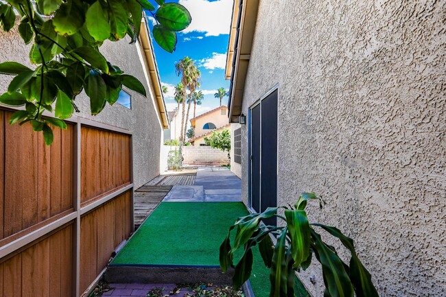 Building Photo - West Las Vegas Home With 1st Floor Primary...