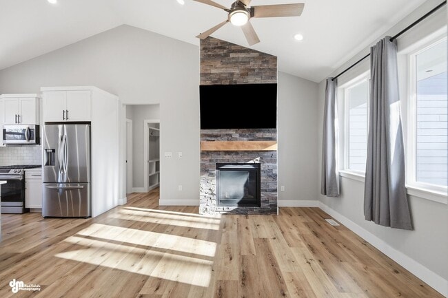 Building Photo - 4 Bedroom | 2.5 Bathroom | 2 Car Garage - Convenient Location!