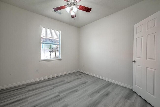 Building Photo - 520 West Fork