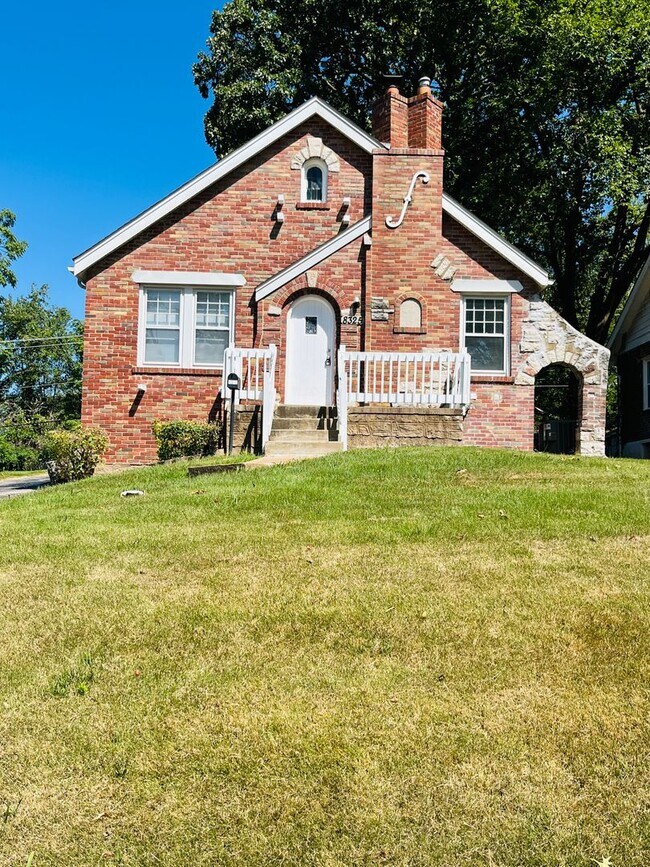 Primary Photo - 3 Bed 1 Bath - Harwood Floors