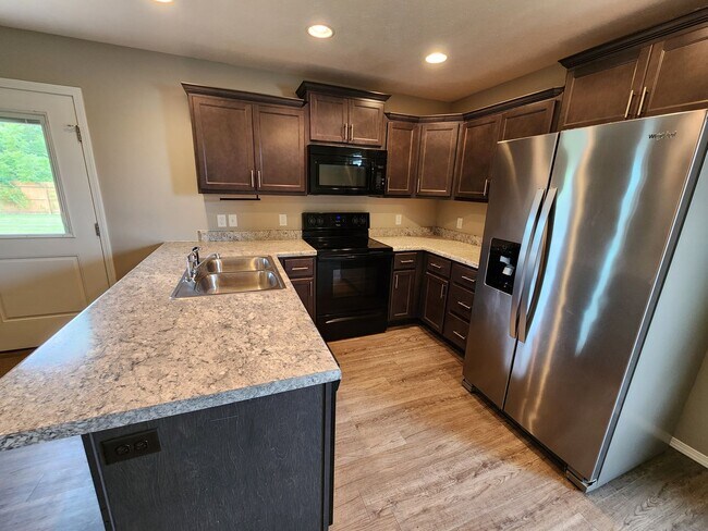 Building Photo - Spacious 3-Bedroom, 2-Bathroom Home AVAILA...