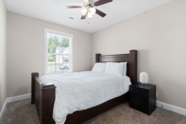Building Photo - Pet Friendly Three Bedroom with Bonus!