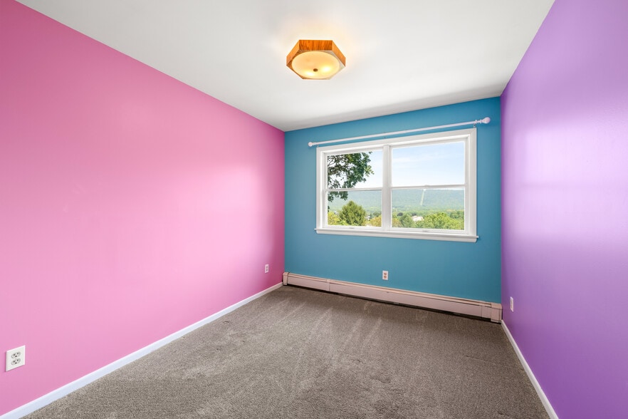 Building Photo - 3250 Vista Dr