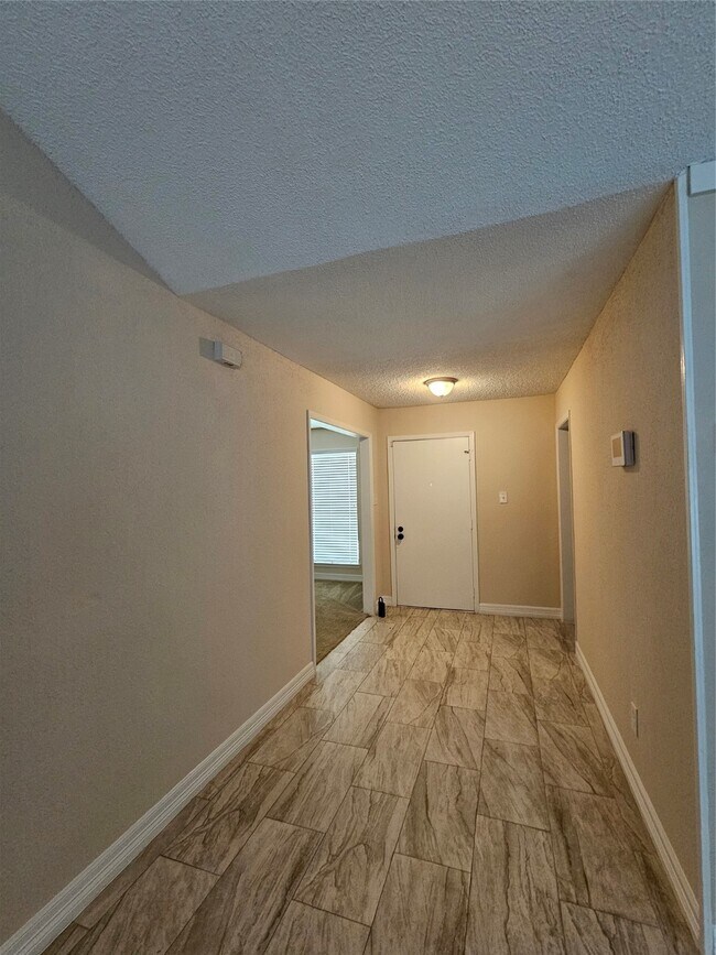 Building Photo - 8314 Streamside Dr