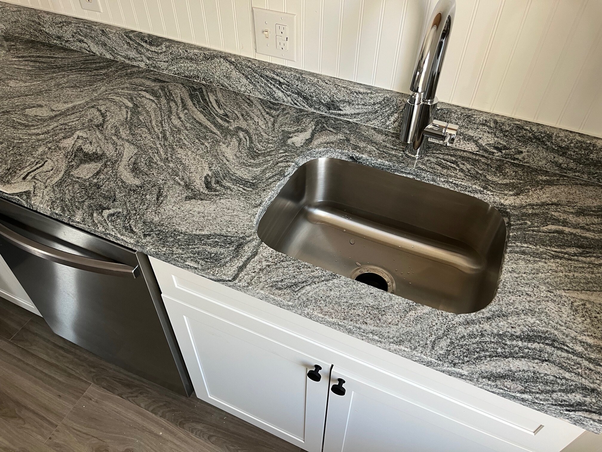 kitchen - 162 Montvale Ave