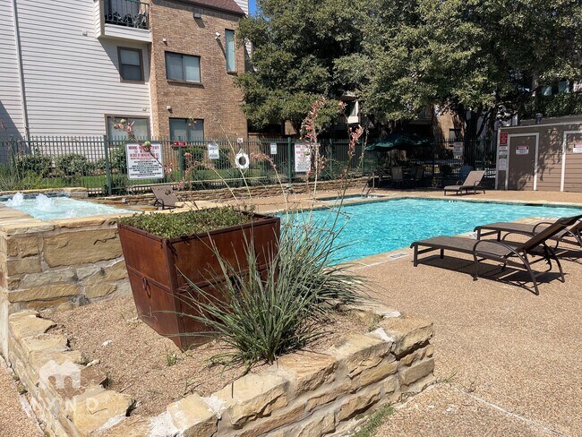 Building Photo - 2301 Basil Dr