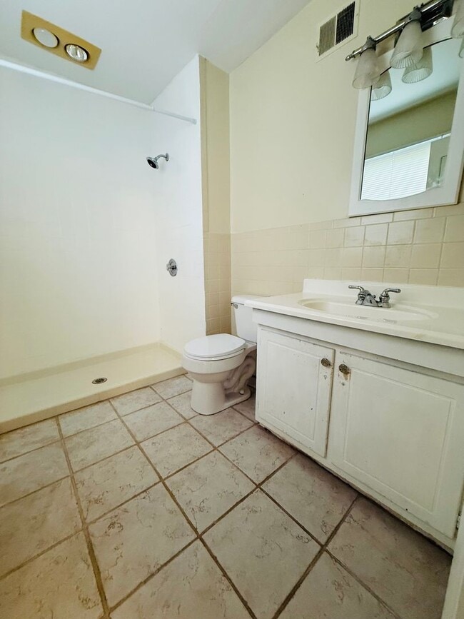 Building Photo - 4 Bedroom, 2.5 Bath Townhouse