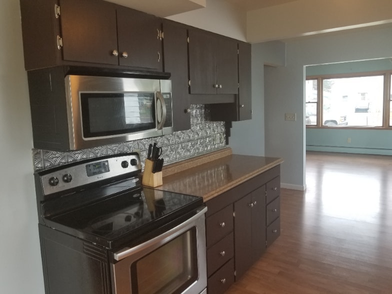 Building Photo - 1706 E 5th St