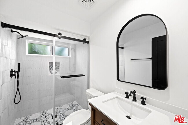 Building Photo - 2326 S Dunsmuir Ave