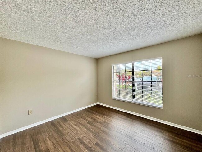 Building Photo - 3323 Crystal Ct E