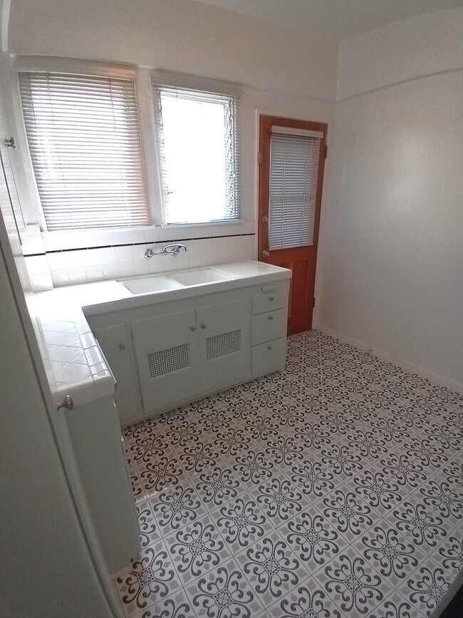TILES COUNTERTOP - 442 S Palm Dr