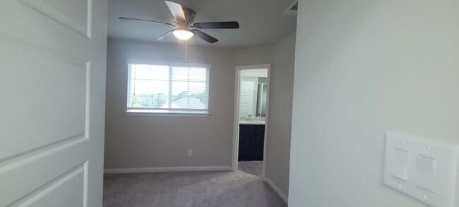 Building Photo - Luxury 3/2.5 Townhome in Cibolo
