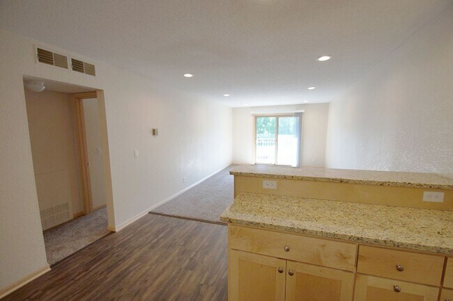 Building Photo - 1260 Larpenteur Ave W