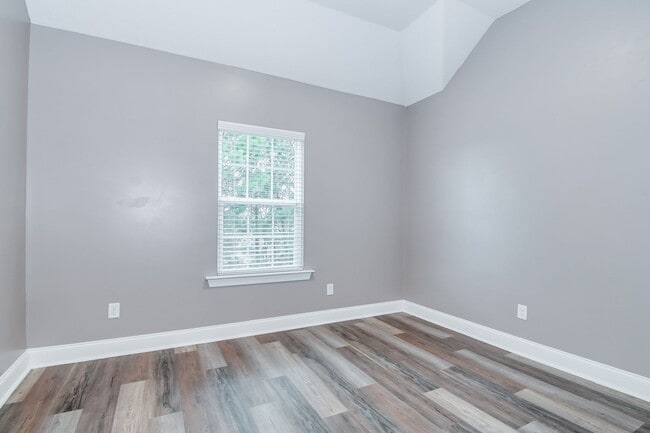 Building Photo - Updated 4 Bedroom 2.5 Bath