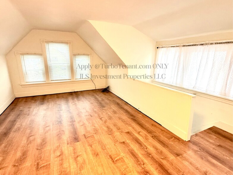 Building Photo - 341 N 6th Ave