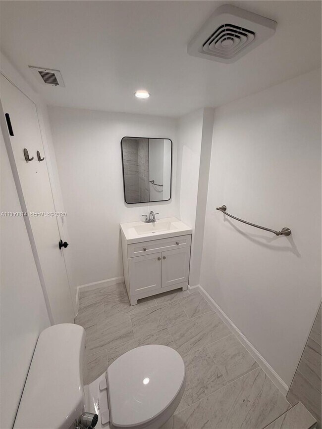 Building Photo - 1351 NE 191st St