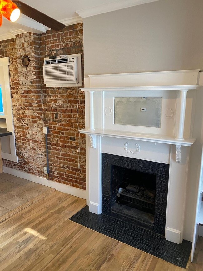 Building Photo - Cozy, charming 2 bedroom in Denver - Available June 1, 2026!