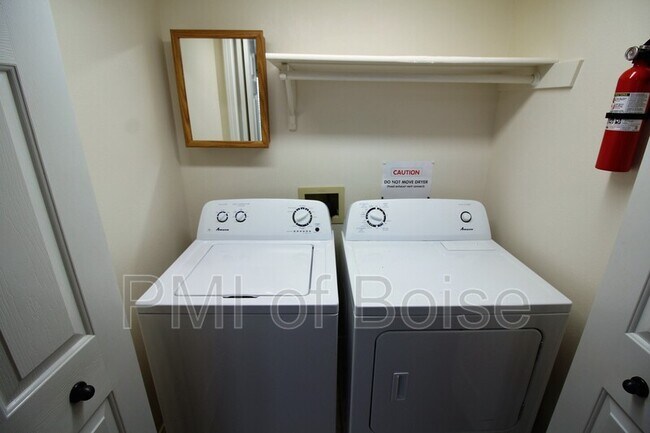 Building Photo - 633 W Idaho Ave