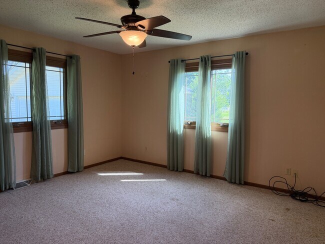 Building Photo - 54 Longview Dr