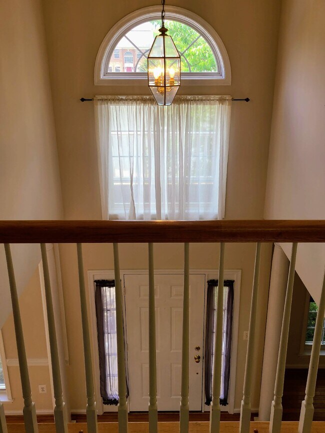 Building Photo - Hampton Oaks 4 BR Colonial with 1st Floor ...