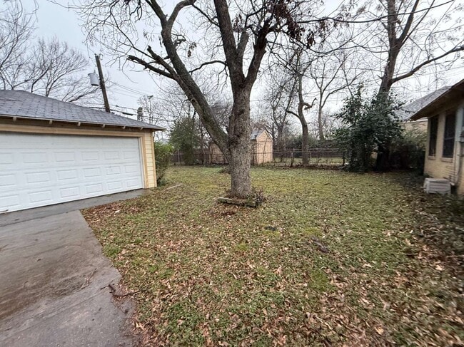 Building Photo - 1018 E Waco Ave