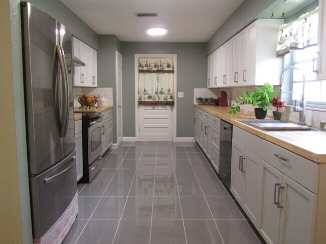 Building Photo - 3160 SE 30th Terrace