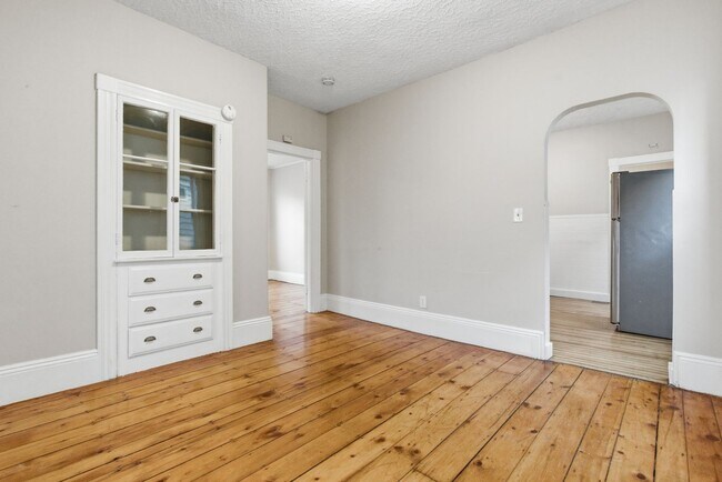 Building Photo - 35 Oakland St