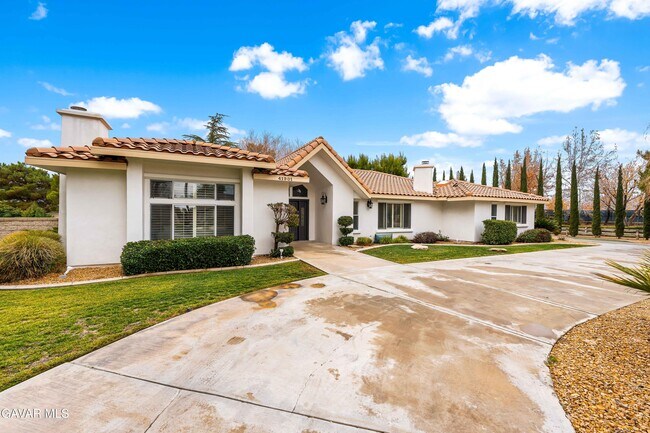 Building Photo - 41901 Cll Clarita