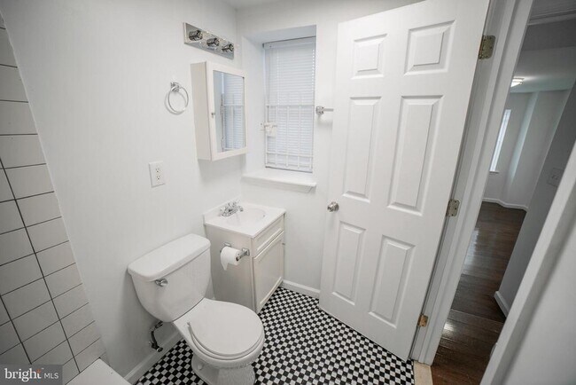 Building Photo - 525 E Snyder Ave