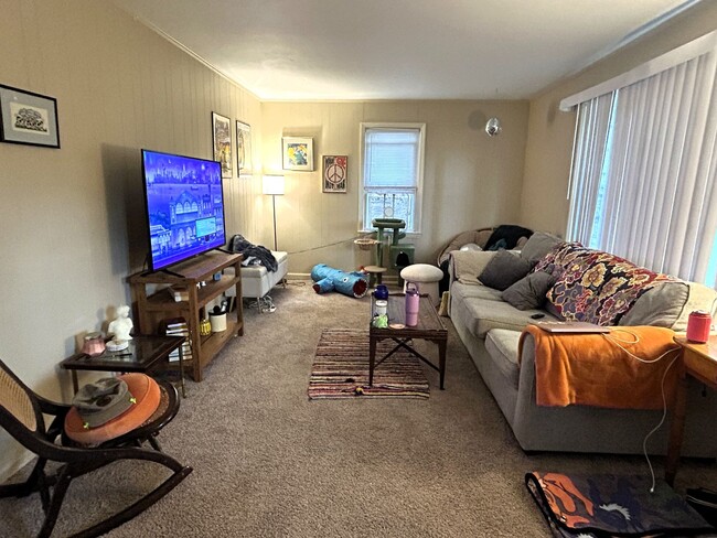 Building Photo - Charming Ranch Right Off W King Street!
