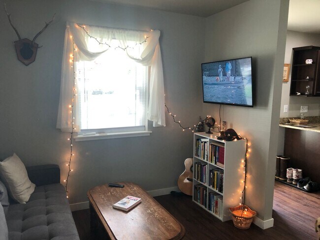 Building Photo - Newer Pet Friendly Home with detached Garage close to Barkley Trail system