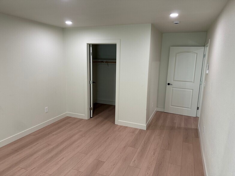 Building Photo - 3099 Laurel Dr