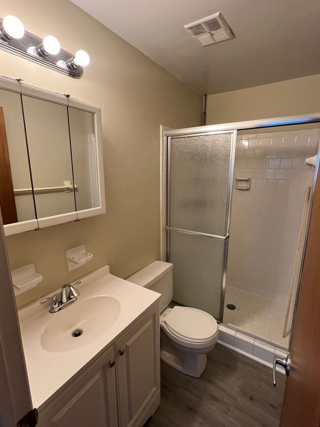 Building Photo - Large Townhouse in Virginia Beach with a Fenced Yard!