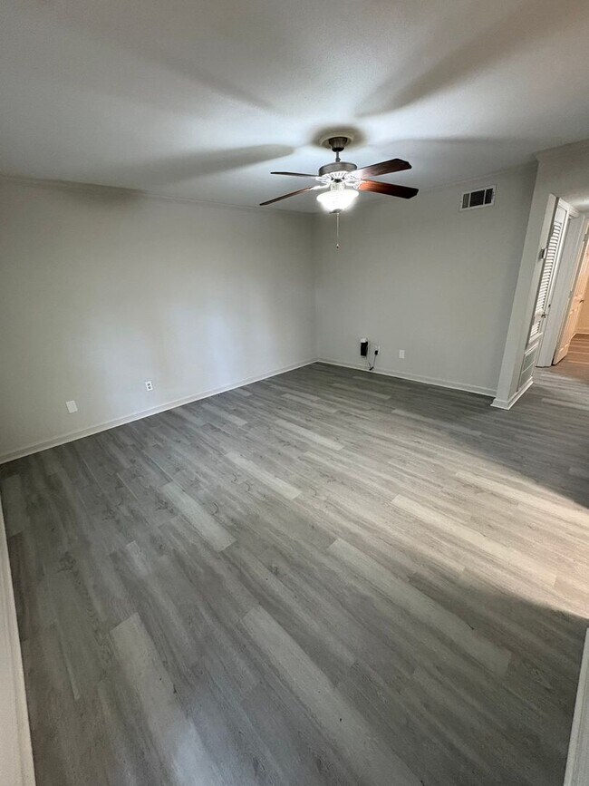 Building Photo - 2 Bedroom 1 Bath Apartment Close to Campus! Available Now!