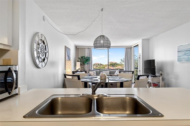 Building Photo - 6218 Palma Del Mar Blvd S