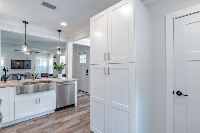 Building Photo - Stylish 3 Bedroom Bungalow near NAS and Be...