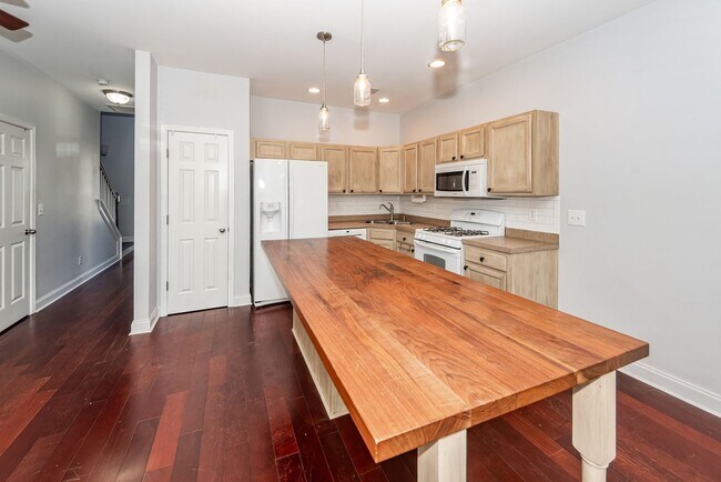 Building Photo - 3 Bedroom, 2.5 Bathroom Townhome in Oak Terrace Preserve - Park Circle