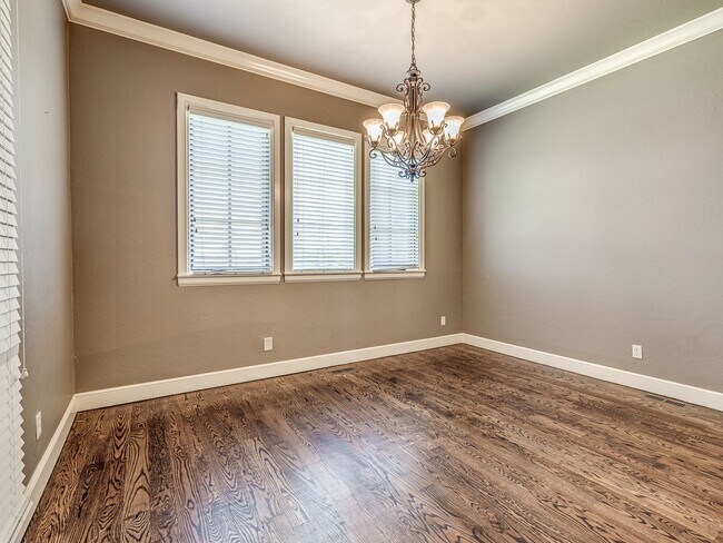 Building Photo - Luxury Edmond Townhome Overlooking Waterfa...